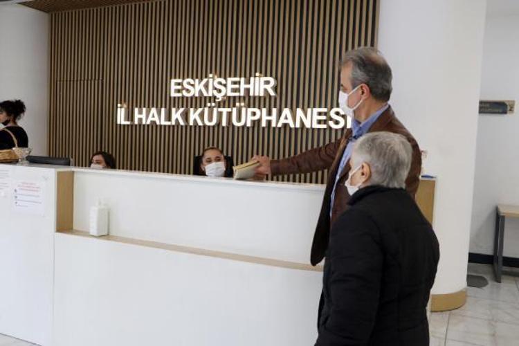 KİTAP, BANA BÜTÜN DERTLERİMİ UNUTTURUYOR