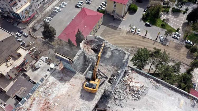 ‘DEPREM YÖNETMELİĞİNDEKİ BİRÇOK ŞARTI TAŞIMADIĞINI GÖRDÜK’