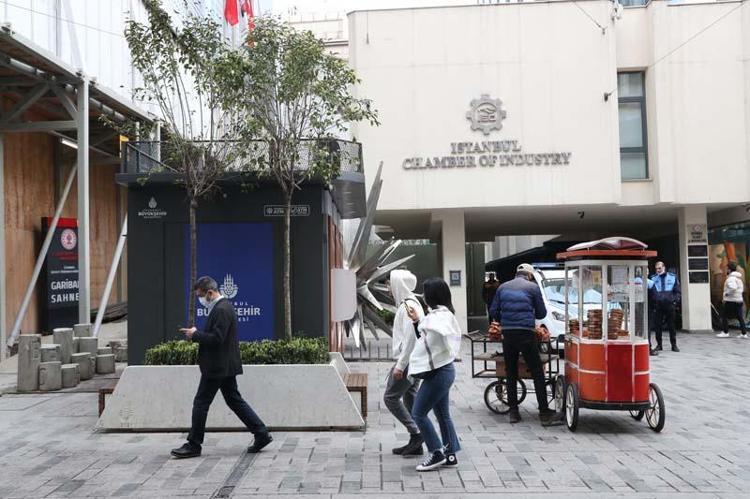 BİR SANAT ESERİNİN BU ŞEKİLDE ARKA PLANDA TUTULMASI İÇLER ACISI