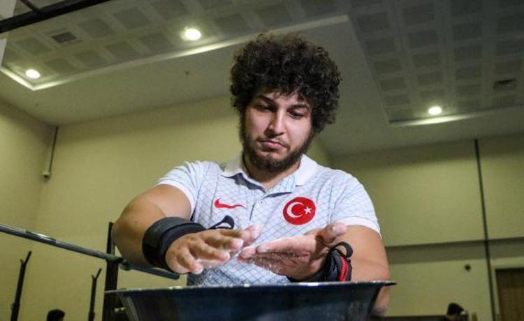 İNTERNETTEN ARAŞTIRIP HALTERE YÖNELDİ