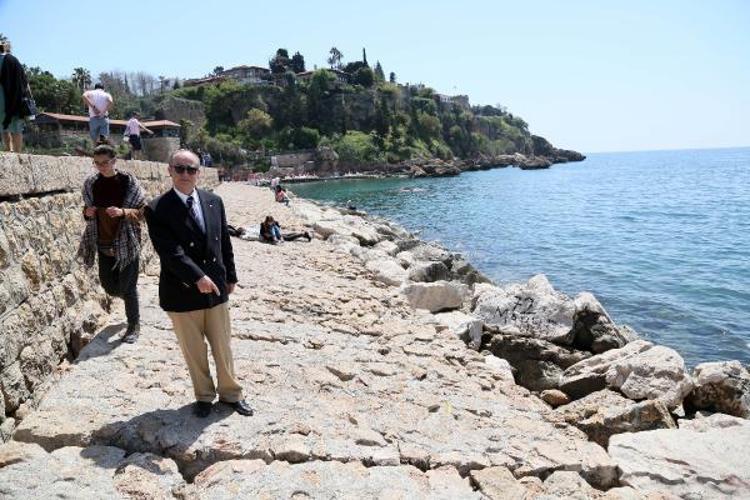 YÜRÜYÜŞLER SIRASINDA DÜŞME VE YARALANMALAR DA YAŞANIYOR