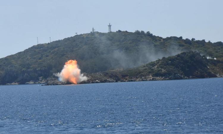 HELİKOPTERDEN GEMİYE İNDİLER