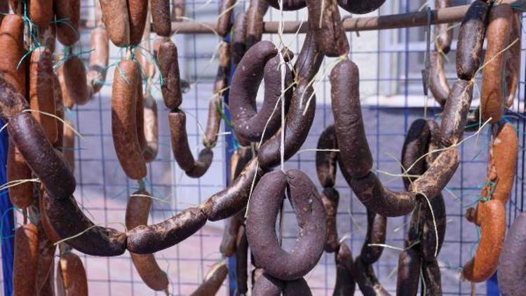 GÜNLÜK 300 KİLO MAMA ÜRETİLİYOR