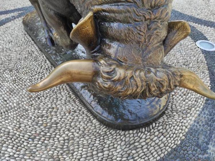 HEYKELİN ÜZERİNDE POZ VERİP DUYARLI OLUN DEDİ