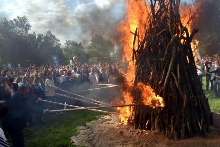 KAKAVA ATEŞİNİN YANMASIYLA ÇOŞKU DORUĞA ÇIKTI