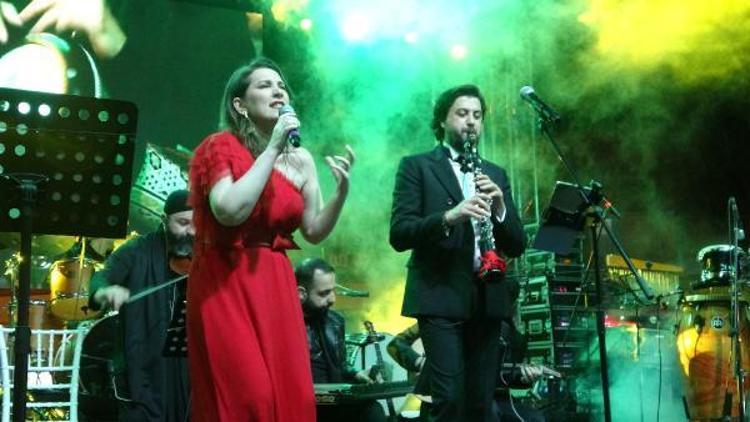 YONCA LODİ VE SERKAN ÇAĞRI KONSER VERDİ