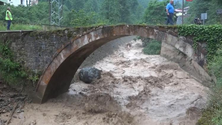 FAZLA SULAR DERELERE, DENİZLERE KAVUŞMALI