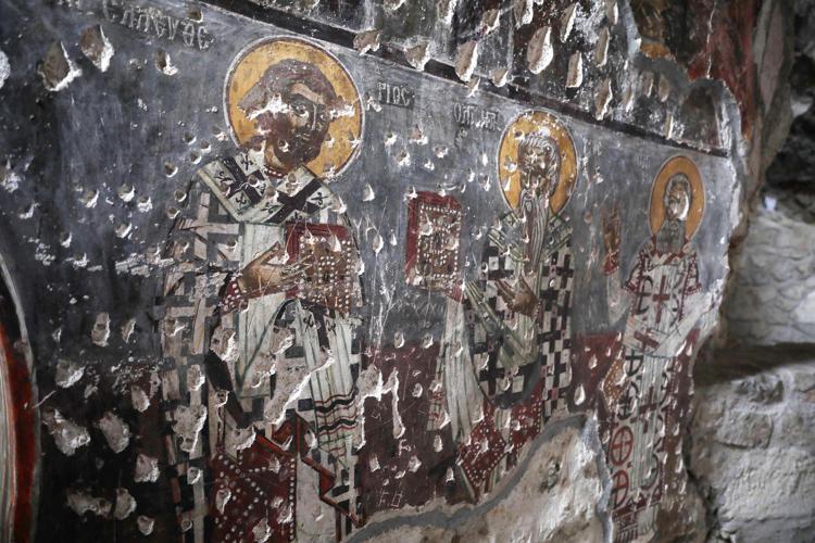 ŞAİR TÜRKÜLERLE KARŞILIYOR