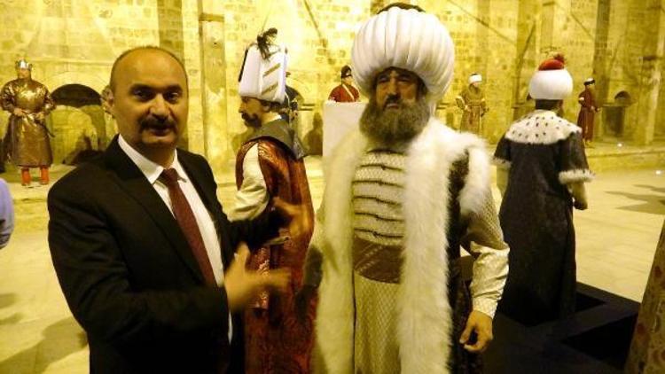 ‘DİĞER TARAFINDA DEVLET TİYATROSU AÇTIK’