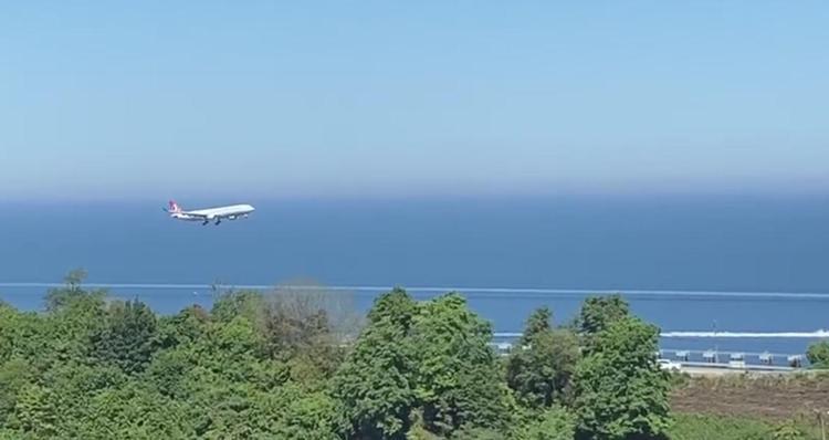 İLK UÇAĞIN İNİŞİNİ ÇAY BAHÇELERİNDEN İZLEDİLER