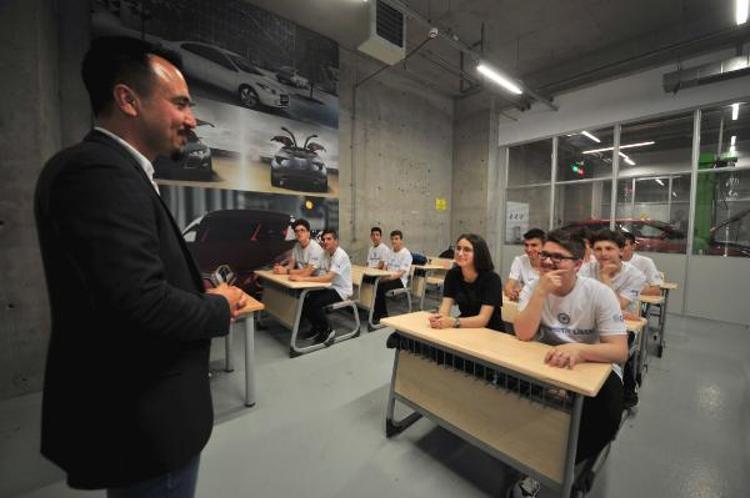 ‘KIZ ÖĞRENCİLERE POZİTİF AYRIMCILIK VAR’