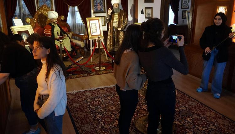 ‘ÖĞRENCİLERİMİZE SERGİYİ GÖSTEREBİLMEK AYRICALIK OLDU’