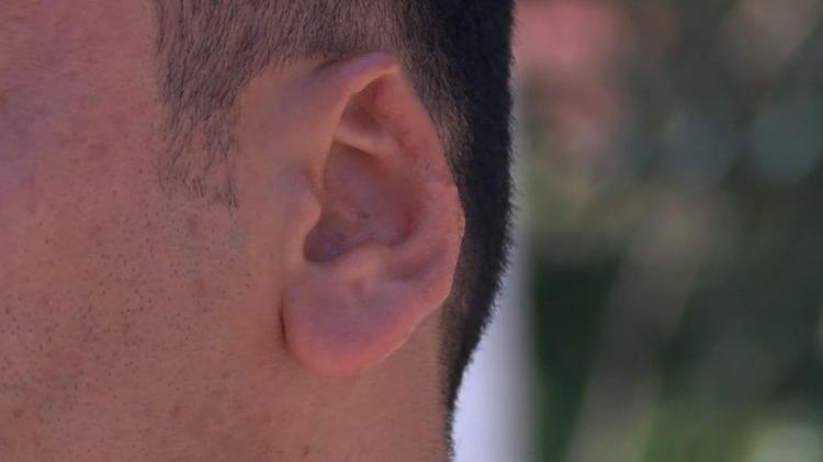 BENİM KULAĞIMA BUNU YAPAN KADINA NELER YAPARDI