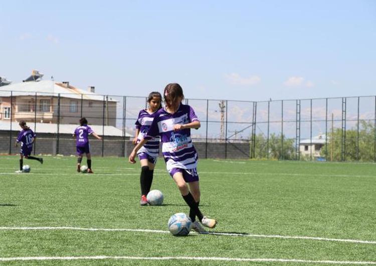 AİLELERİMİZİN İKNA EDİLMESİYLE FUTBOLA BAŞLADIK