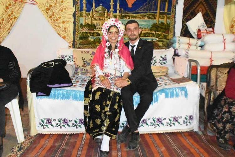 ÖNCE GELİNİN ARKADAŞLARI ARDINDAN GELİNİN YÜZÜNÜ PULLUYORUZ