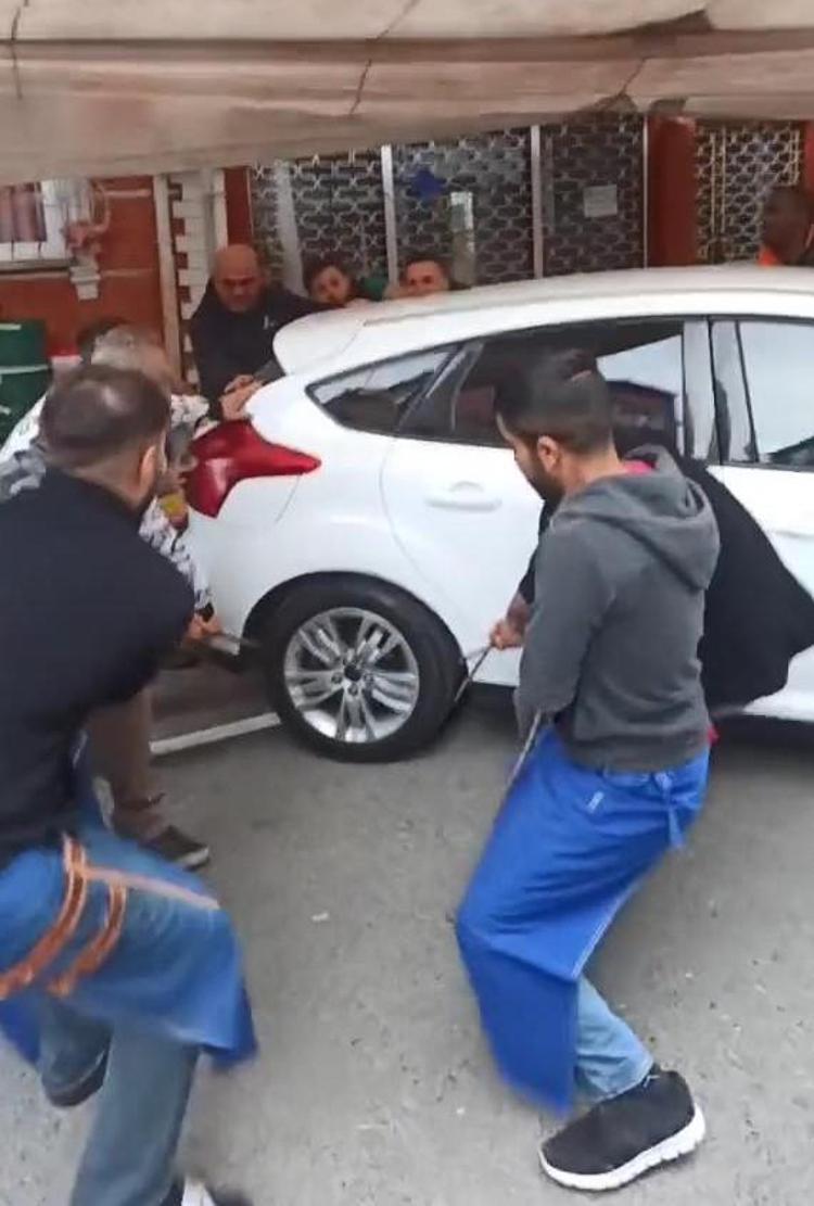 YANLIŞ PARK EDEN ARAÇLAR NEDENİYLE MAĞDUR OLUYORUZ