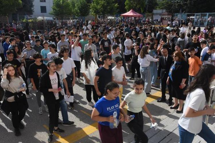 ÖĞRENCİLER SINAV İÇİN SINIFLARA GİRDİ, VELİLERE GÜRÜLTÜ UYARISI YAPILDI