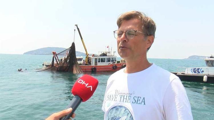 AŞAĞIDA BATIK BİR GEMİYE TAKILIYDI