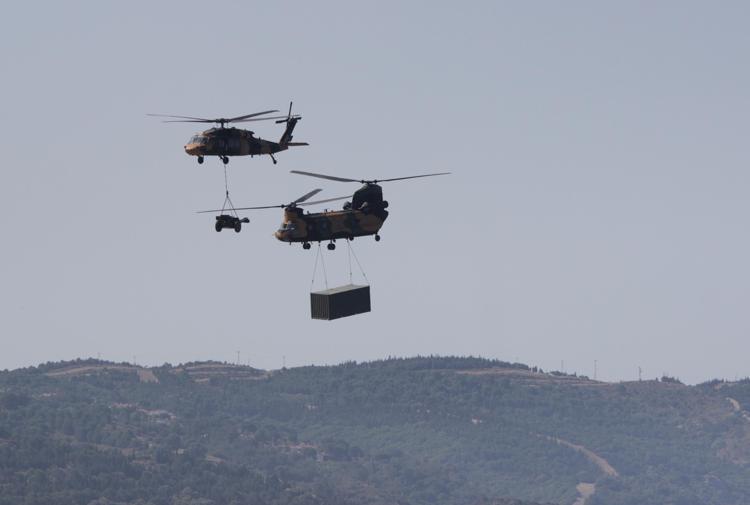 MİÇOTAKİS HERHALDE ADALARA TURİSTİK ÇIKARMA YAPIYOR