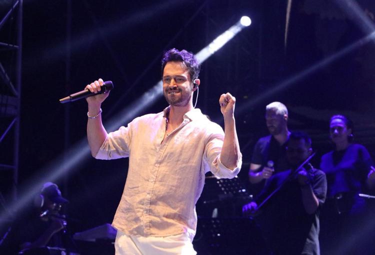 MURAT BOZ, SAHNE ALDI