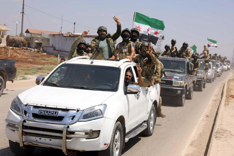 TERÖR ÖRGÜTÜ, REJİM VE RUSYA BAYRAKLARI ASIYOR