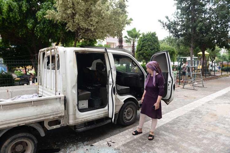 EVİ VE KAMYONETİ ATEŞE VERDİ