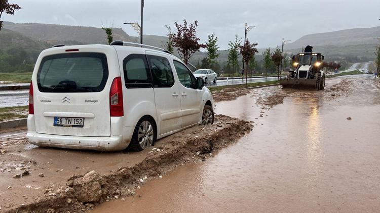 ARAÇLAR ÇAMURA SAPLANDI