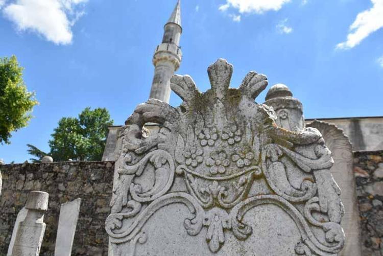 Beksaç, kadın ve erkek mezar taşlarının mevcut değişik tarikat kimlikleri olduğunu vurgulayarak, şunları kaydetti: