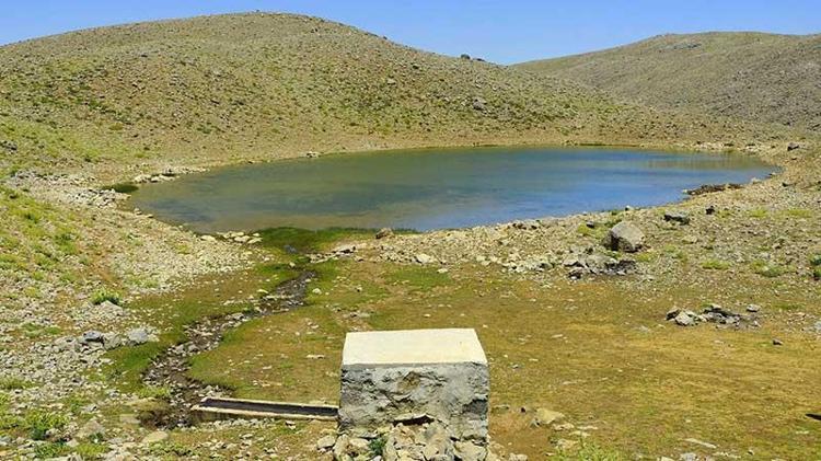 ŞEHİT ÇEŞMESİ BESLİYOR