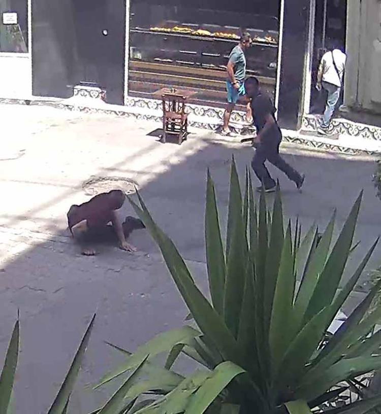 ÖNCE BIÇAKLADI, SONRA YARDIM ETTİ