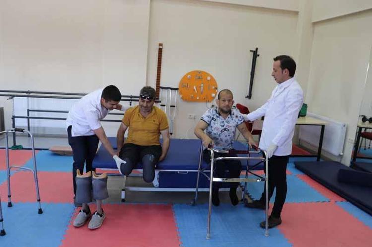 12 ENGELLİ FİZYOTERAPİ ODASINDA