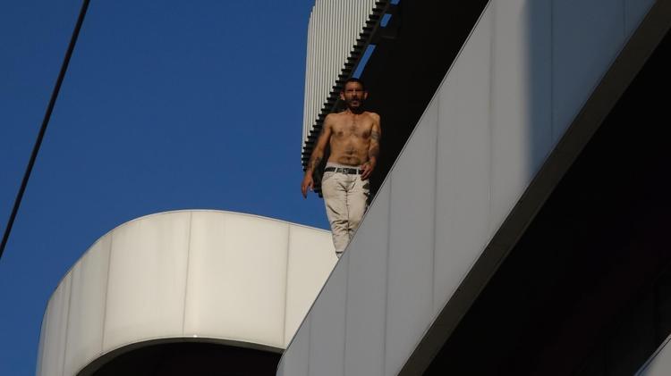 25 METRE UZUNLUKTAKİ PANONUN ÜZERİNE ATLADI