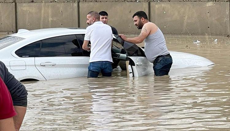 BiRÇOK OTOMOBİL SULARA GÖMÜLDÜ