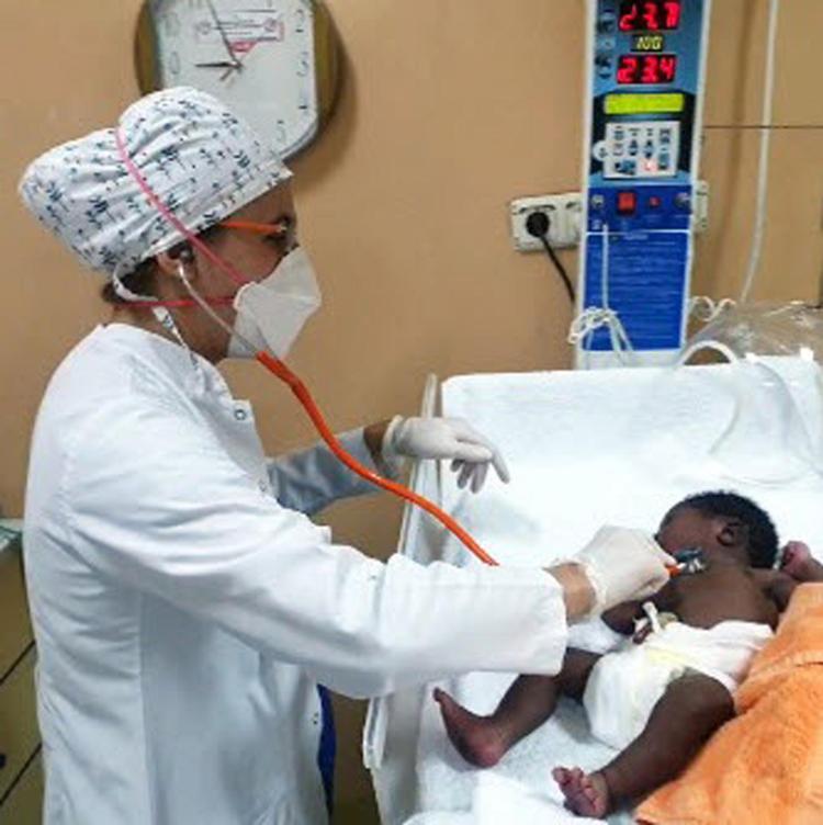 ANNE VE BEBEĞİ HASTANEYE KALDIRILDI