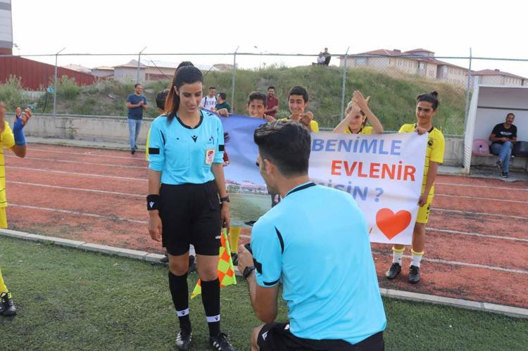 YEŞİL SAHALARDA TANIŞTIK