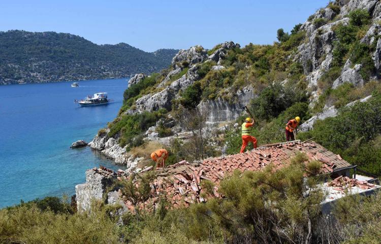 BİR GECEDE YAPILAN VİLLA YIKILMIŞTI