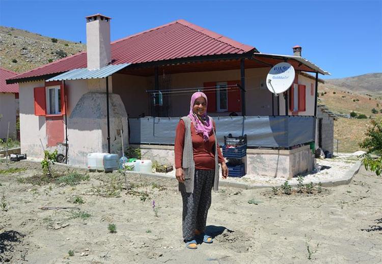 DEDESİNİN BIYIKLARINA ÖZENİRDİ