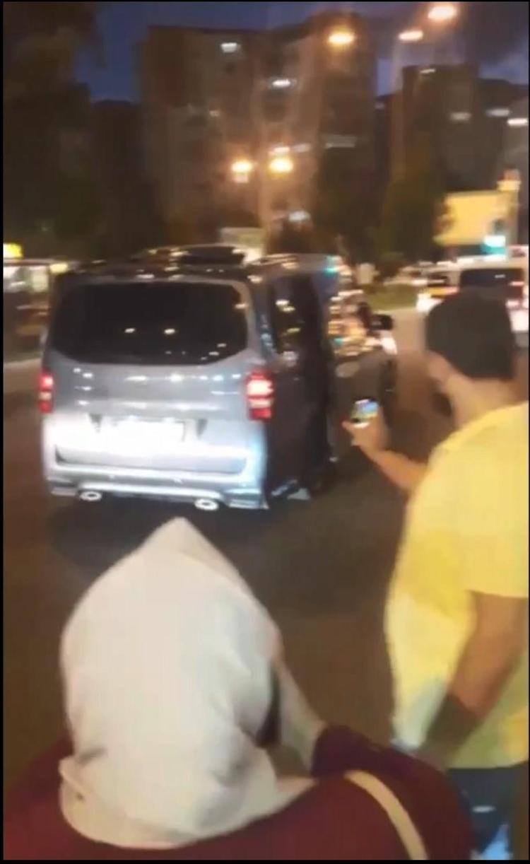 SAÇLARINDAN ÇEKEREK APARTMANIN ÖNÜNDE ZORLA MİNİBÜSE BİNDİRİLDİ