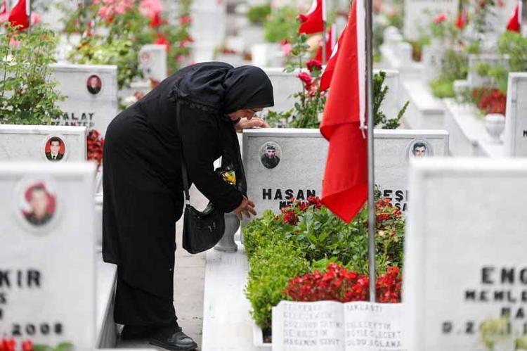 BİZDE BİR YOKLUK VAR; HEP ACI İÇİNDEYİZ