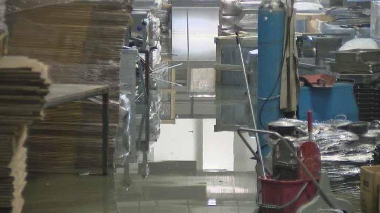 KEPENKLERİ YERİNDEN SÖKTÜ