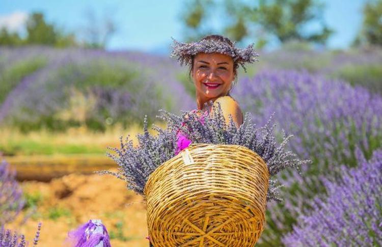 YALNIZCA 1 AY MOR RENGİNİ SERGİLİYOR