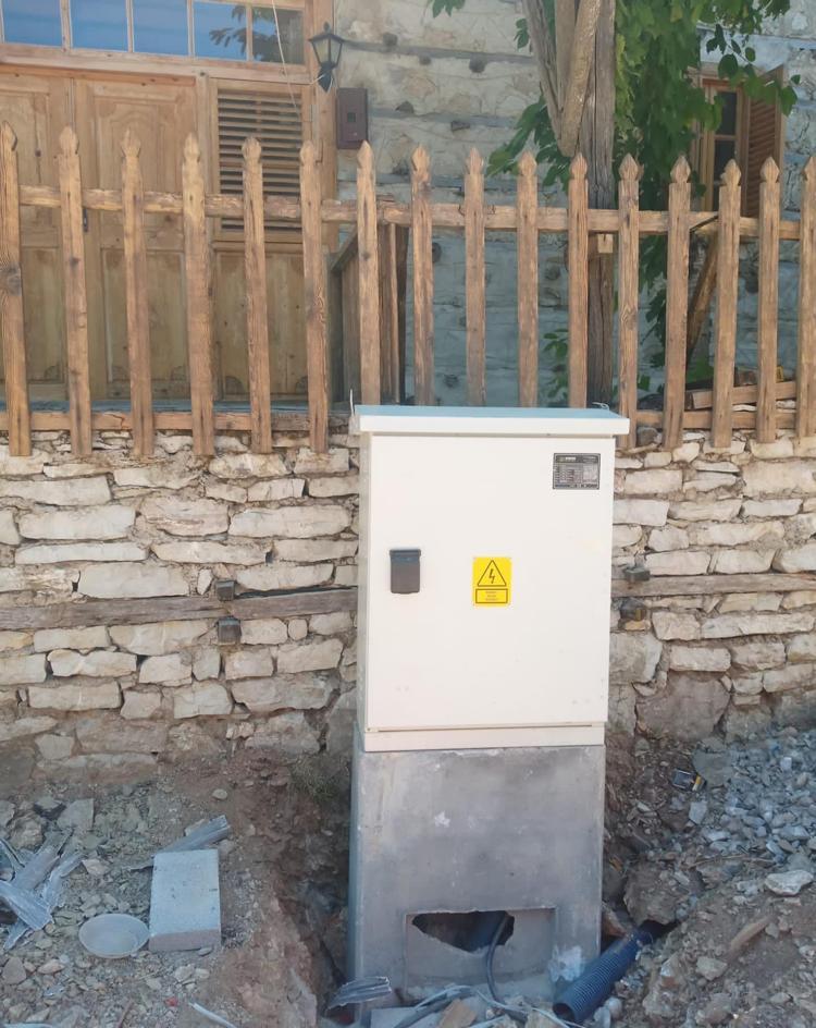 ELEKTRİK TRAFOSUNU TARİHİ EVİN ÖNÜNE KOYDULAR