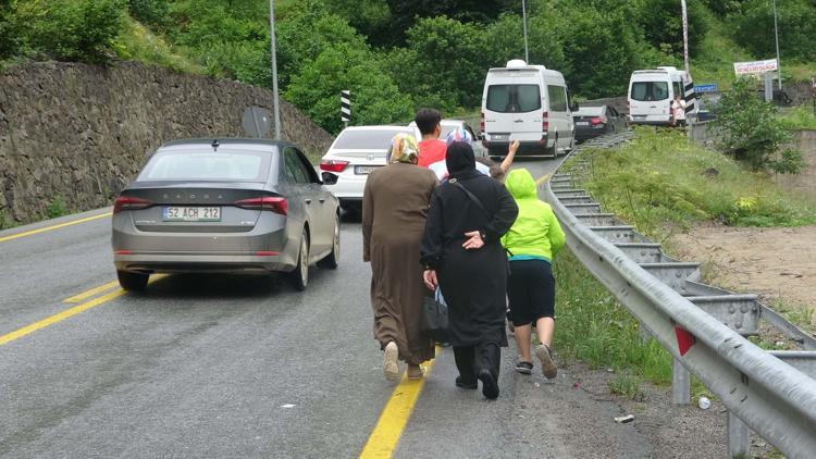 ARAÇ KUYRUĞU MİLİM MİLİM İLERLİYOR