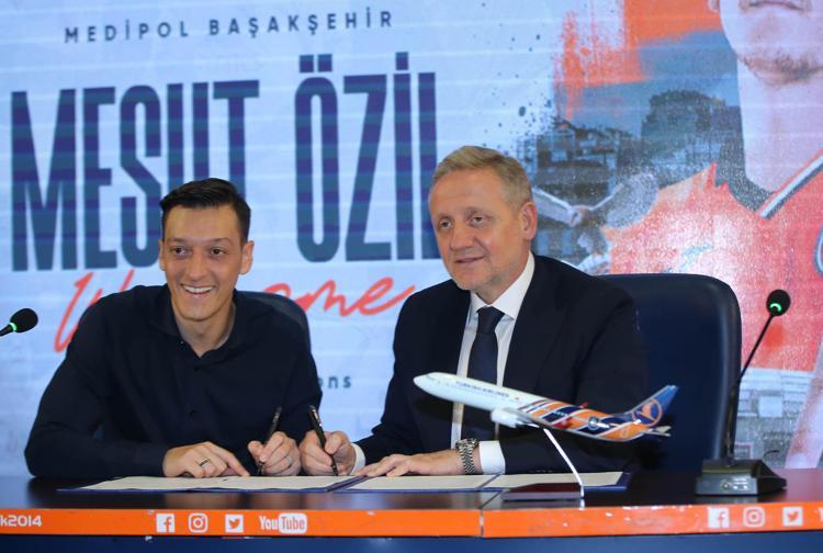 MESUT ÖZİL: HEDEFİM SADECE FUTBOL OYNAMAK VE HUZURLU OLMAK