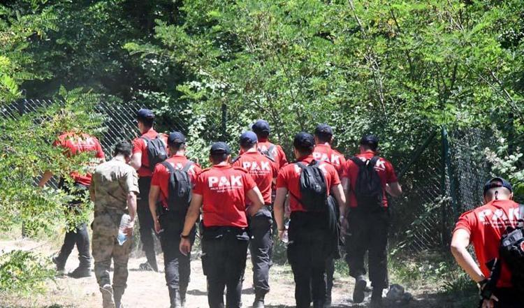 CEP TELEFONU VE BIÇAK BULUNDU