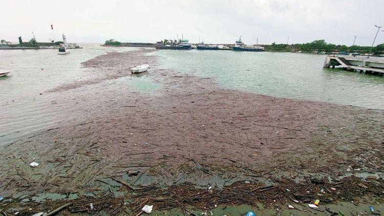 PERŞEMBEDE APARTMANIN ZEMİN KATINI SU BASTI