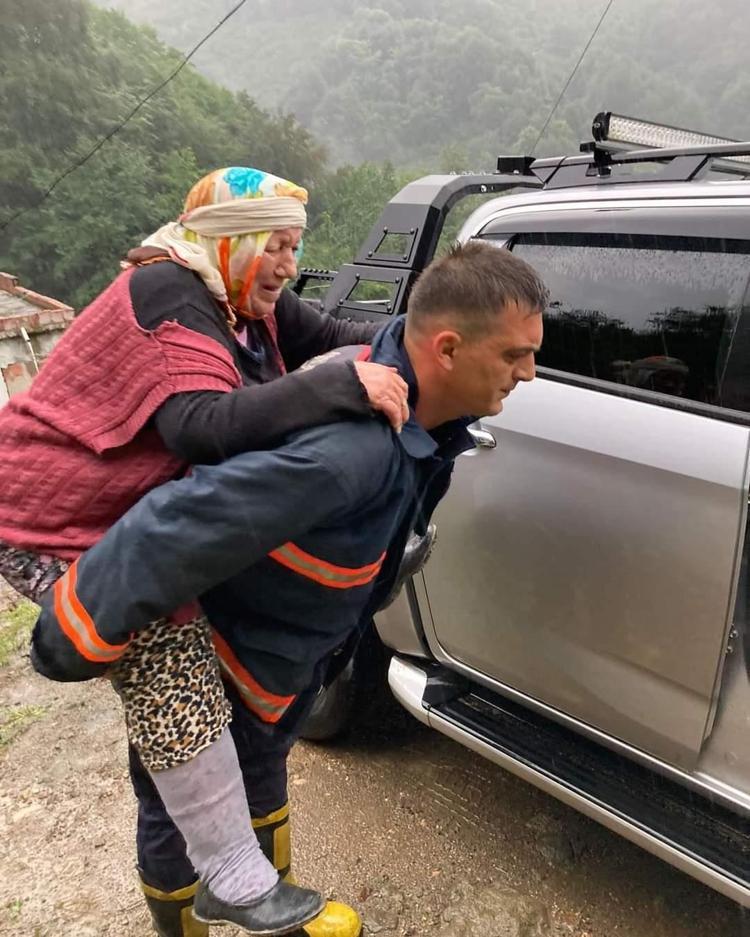 1 EV TAHLİYE EDİLDİ, İTFAİYE ERİ KADINI SIRTINDA TAŞIDI