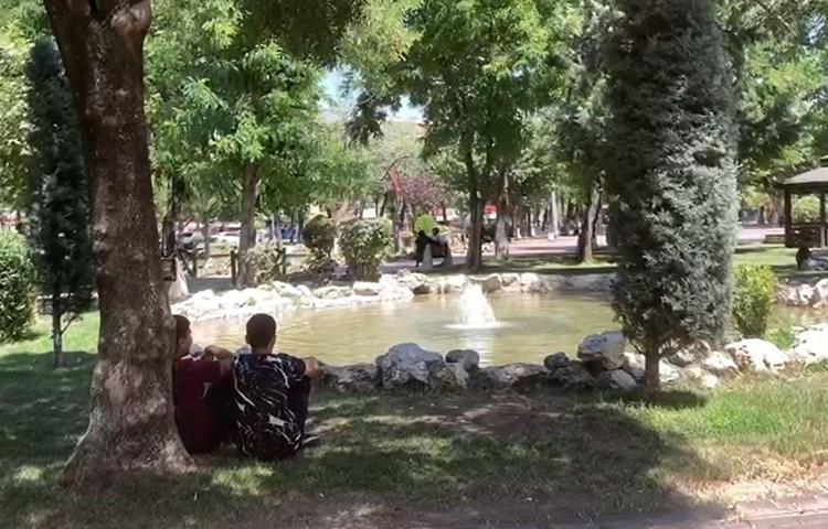 DİYARBAKIR’DA YOLLAR BOŞ, ÇOCUKLAR SÜS HAVUZUNDA