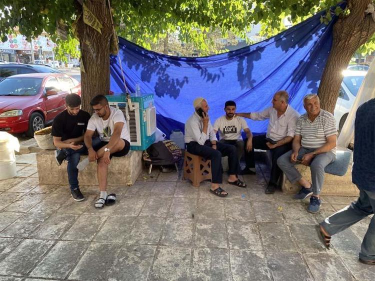 MİLLET ÇOK ESPRİLİ GÖRÜYOR