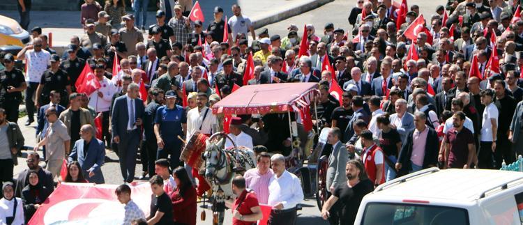 KONGRE BİNASINA YÜRÜDÜLÜR